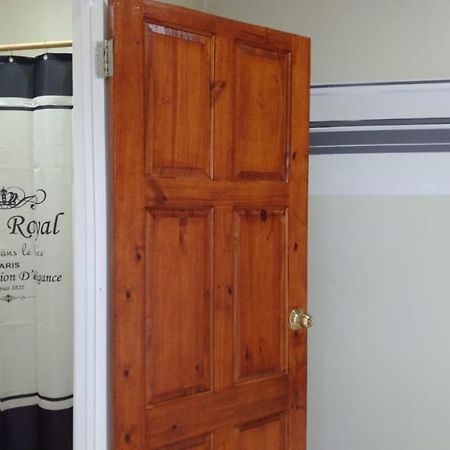 Rumanija'S Airport Rooms Zanderij Екстер'єр фото