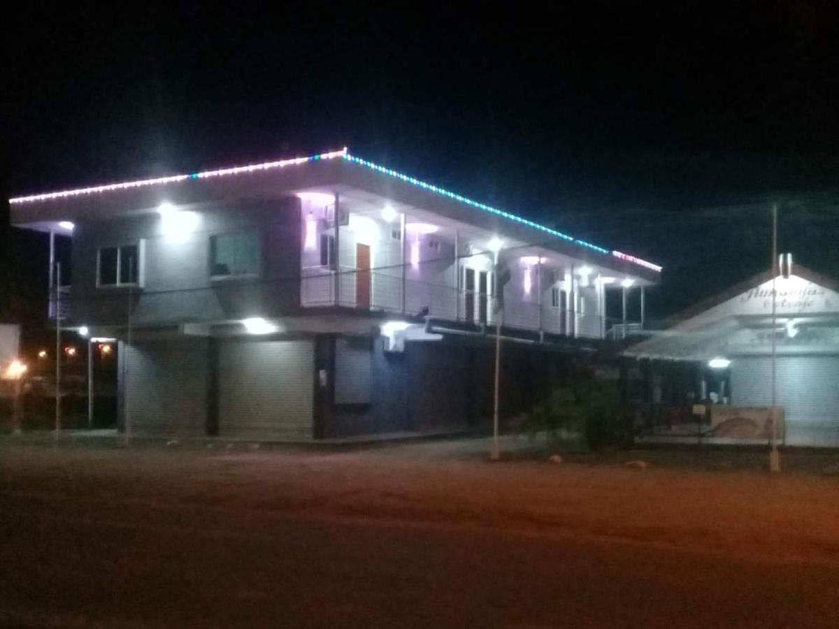 Rumanija'S Airport Rooms Zanderij Екстер'єр фото