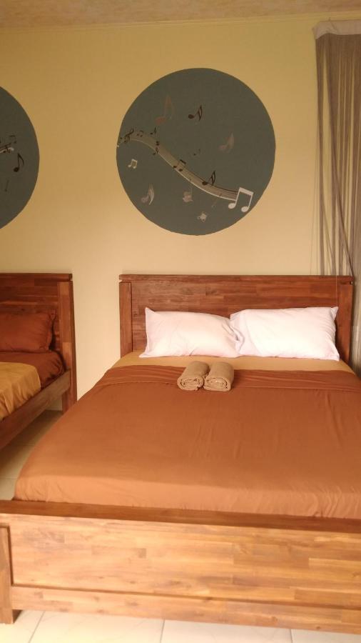 Rumanija'S Airport Rooms Zanderij Екстер'єр фото